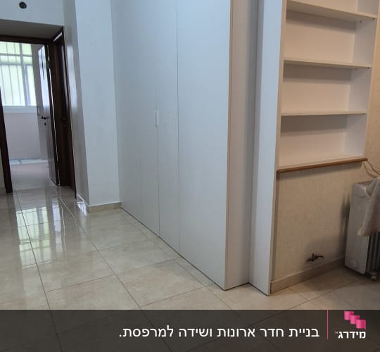 ארון כניסה לבן בנוי בהתאמה אישית עם דלתות ציר ויחידת מדפים פתוחה